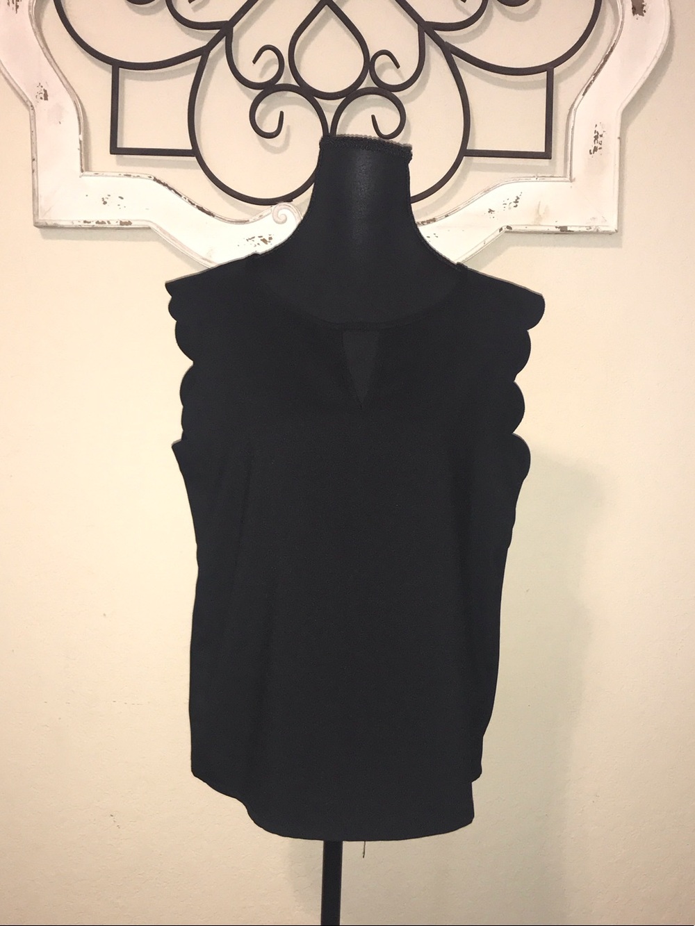 SHEIN Black Scallop Edge Sleeveless Top